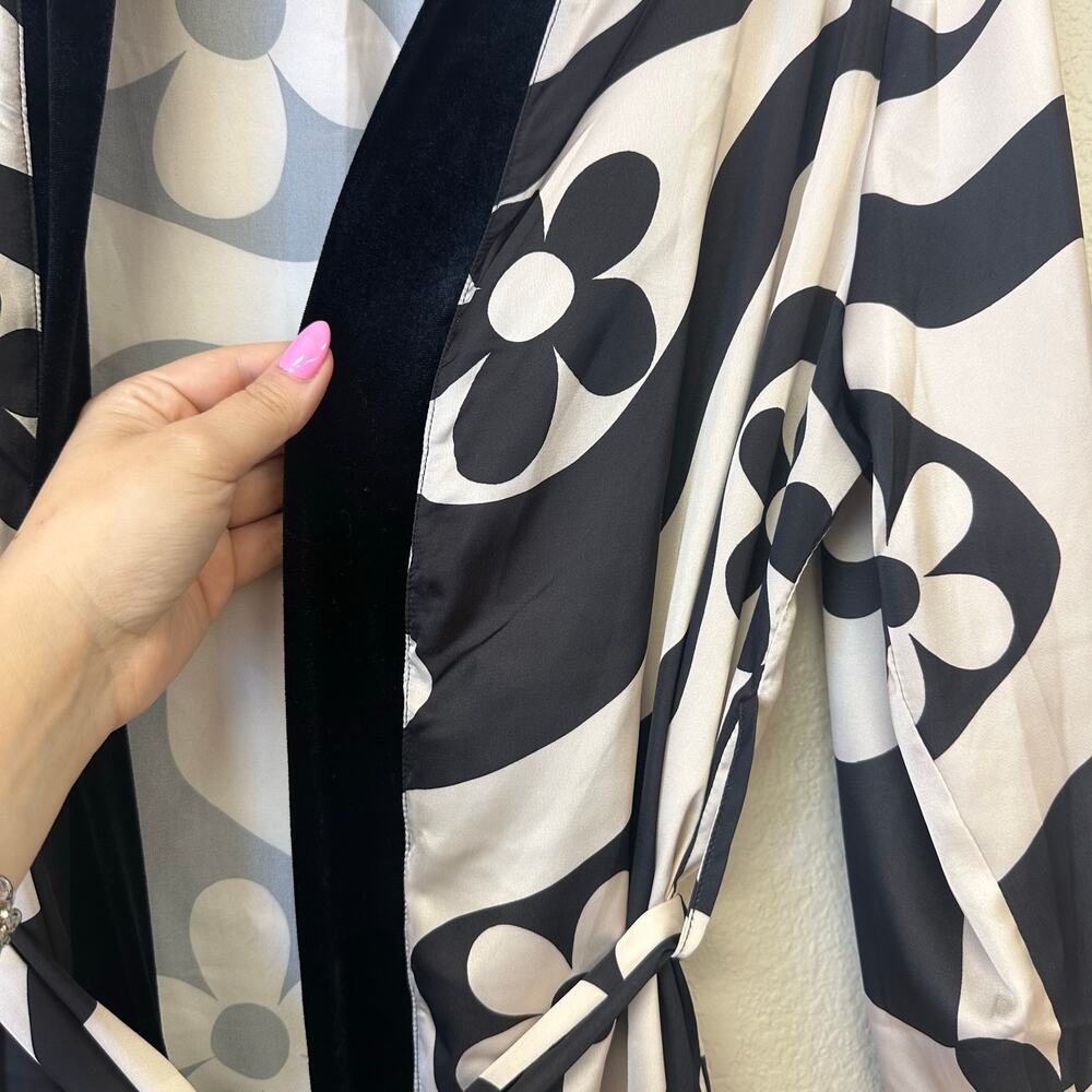 Urban Outfitters Livie Printed Kimono with Velvet Trim Black White OS - Picture 3 of 6